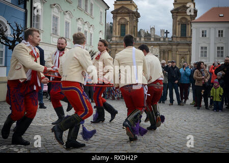 Mikulov, Tschechische Republik. 9. Mär 2019. Die Menschen gekleidet in einem traditionellen Karneval Kostüm Spaziergang von Haus während der traditionelle Folklore Karnevalsumzug in Mikulov in der Region Südmähren in der Nähe von Österreich. Masopust und besonders die letzten Tage dieser Zeit war ein offizieller Feiertag des Wohllebens für Leute, die in der Vergangenheit. Das Wort wird aus fasank mangling das deutsche Wort Fashing, die die gleiche Bedeutung hat. Credit: Slavek Ruta/ZUMA Draht/Alamy leben Nachrichten Stockfoto