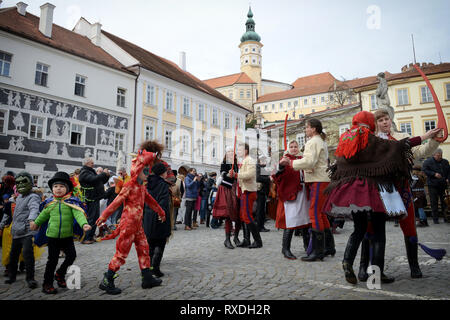 Mikulov, Tschechische Republik. 9. Mär 2019. Die Menschen gekleidet in einem traditionellen Karneval Kostüm Spaziergang von Haus während der traditionelle Folklore Karnevalsumzug in Mikulov in der Region Südmähren in der Nähe von Österreich. Masopust und besonders die letzten Tage dieser Zeit war ein offizieller Feiertag des Wohllebens für Leute, die in der Vergangenheit. Das Wort wird aus fasank mangling das deutsche Wort Fashing, die die gleiche Bedeutung hat. Credit: Slavek Ruta/ZUMA Draht/Alamy leben Nachrichten Stockfoto