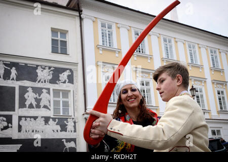 Mikulov, Tschechische Republik. 9. Mär 2019. Die Menschen gekleidet in einem traditionellen Karneval Kostüm Spaziergang von Haus während der traditionelle Folklore Karnevalsumzug in Mikulov in der Region Südmähren in der Nähe von Österreich. Masopust und besonders die letzten Tage dieser Zeit war ein offizieller Feiertag des Wohllebens für Leute, die in der Vergangenheit. Das Wort wird aus fasank mangling das deutsche Wort Fashing, die die gleiche Bedeutung hat. Credit: Slavek Ruta/ZUMA Draht/Alamy leben Nachrichten Stockfoto