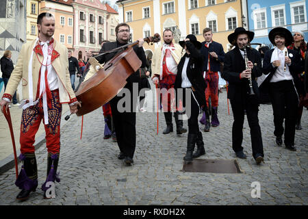 Mikulov, Tschechische Republik. 9. Mär 2019. Die jüdische Musiker in einer traditionellen Karneval Kostüm Spaziergang von Haus während der traditionelle Folklore Karnevalsumzug in Mikulov in der Region Südmähren in der Nähe von Österreich. Masopust und besonders die letzten Tage dieser Zeit war ein offizieller Feiertag des Wohllebens für Leute, die in der Vergangenheit. Das Wort wird aus fasank mangling das deutsche Wort Fashing, die die gleiche Bedeutung hat. Credit: Slavek Ruta/ZUMA Draht/Alamy leben Nachrichten Stockfoto