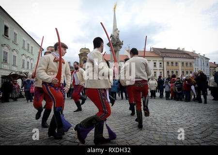 Mikulov, Tschechische Republik. 9. Mär 2019. Die Menschen gekleidet in einem traditionellen Karneval Kostüm Spaziergang von Haus während der traditionelle Folklore Karnevalsumzug in Mikulov in der Region Südmähren in der Nähe von Österreich. Masopust und besonders die letzten Tage dieser Zeit war ein offizieller Feiertag des Wohllebens für Leute, die in der Vergangenheit. Das Wort wird aus fasank mangling das deutsche Wort Fashing, die die gleiche Bedeutung hat. Credit: Slavek Ruta/ZUMA Draht/Alamy leben Nachrichten Stockfoto