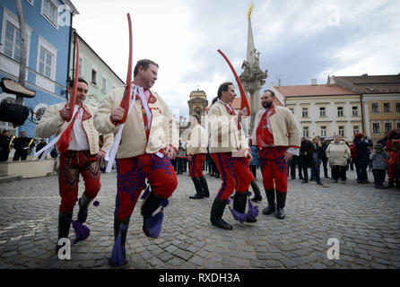 Mikulov, Tschechische Republik. 9. Mär 2019. Die Menschen gekleidet in einem traditionellen Karneval Kostüm Spaziergang von Haus während der traditionelle Folklore Karnevalsumzug in Mikulov in der Region Südmähren in der Nähe von Österreich. Masopust und besonders die letzten Tage dieser Zeit war ein offizieller Feiertag des Wohllebens für Leute, die in der Vergangenheit. Das Wort wird aus fasank mangling das deutsche Wort Fashing, die die gleiche Bedeutung hat. Credit: Slavek Ruta/ZUMA Draht/Alamy leben Nachrichten Stockfoto