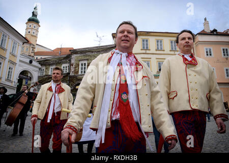 Mikulov, Tschechische Republik. 9. Mär 2019. Die Menschen gekleidet in einem traditionellen Karneval Kostüm Spaziergang von Haus während der traditionelle Folklore Karnevalsumzug in Mikulov in der Region Südmähren in der Nähe von Österreich. Masopust und besonders die letzten Tage dieser Zeit war ein offizieller Feiertag des Wohllebens für Leute, die in der Vergangenheit. Das Wort wird aus fasank mangling das deutsche Wort Fashing, die die gleiche Bedeutung hat. Credit: Slavek Ruta/ZUMA Draht/Alamy leben Nachrichten Stockfoto