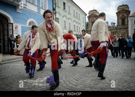 Mikulov, Tschechische Republik. 9. Mär 2019. Die Menschen gekleidet in einem traditionellen Karneval Kostüm Spaziergang von Haus während der traditionelle Folklore Karnevalsumzug in Mikulov in der Region Südmähren in der Nähe von Österreich. Masopust und besonders die letzten Tage dieser Zeit war ein offizieller Feiertag des Wohllebens für Leute, die in der Vergangenheit. Das Wort wird aus fasank mangling das deutsche Wort Fashing, die die gleiche Bedeutung hat. Credit: Slavek Ruta/ZUMA Draht/Alamy leben Nachrichten Stockfoto