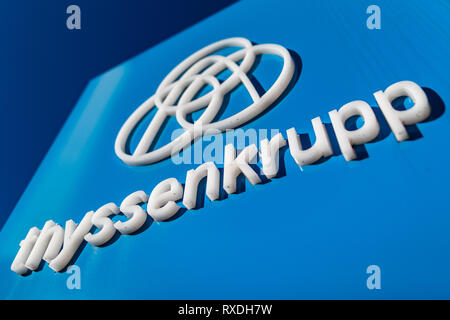 27. Februar 2019, Nordrhein-Westfalen, Dortmund: Die Thyssen Krupp Firmenlogo steht an einem Eingang. Foto: Marcel Kusch/dpa Stockfoto