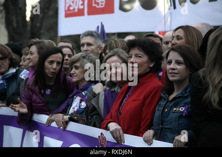 Madrid, Spanien. 8 Mär, 2019. Die wichtigsten Sprecher der Regierung sind mit Plakaten gesehen. Mit der roten Jacke, Isabel Celaa, Adriana Lastra, rechts, Nadia Calvino, Links. Manu Reyes/Alamy leben Nachrichten Stockfoto