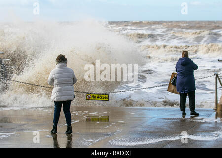 Blackpool, Lancashire, UK. 9. März, 2019. UK Wetter. Starke Winde an der Strandpromenade bei Flut. Kredit; MediaWorldImages/AlamyLiveNews Stockfoto