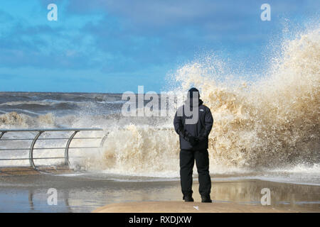 Blackpool, Lancashire, UK. 9. März, 2019. UK Wetter. Starke Winde an der Strandpromenade bei Flut. Kredit; MediaWorldImages/AlamyLiveNews Stockfoto