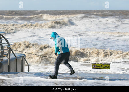 Blackpool, Lancashire, UK. 9. März, 2019. UK Wetter. Starke Winde an der Strandpromenade bei Flut. Kredit; MediaWorldImages/AlamyLiveNews Stockfoto