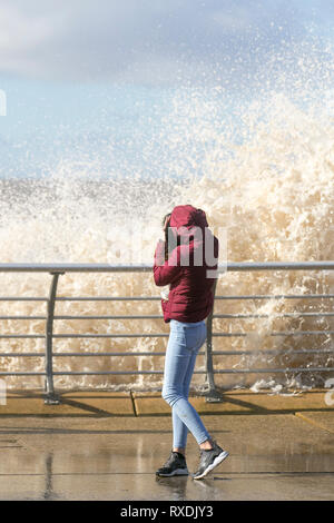 Blackpool, Lancashire, UK. 9. März, 2019. UK Wetter. Starke Winde an der Strandpromenade bei Flut. Kredit; MediaWorldImages/AlamyLiveNews Stockfoto
