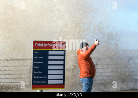 Blackpool, Lancashire, UK. 9. März, 2019. UK Wetter. Starke Winde an der Strandpromenade bei Flut. Kredit; MediaWorldImages/AlamyLiveNews Stockfoto