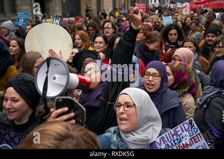 Amsterdam, Niederlande. 9. Mär 2019. Muslimische Frauen Gruppen beteiligen sich an der Demonstration fordern, dass ihre Rechte respektiert werden. März die Frauen der Bewegung zusammen, der den Frauen heute in Amsterdam gezeigt, in die Fußstapfen der großen Marken der Welt bei der Verteidigung der Rechte der Frauen und für die Gleichstellung der Geschlechter. Credit: Nacho Calonge/Alamy leben Nachrichten Stockfoto