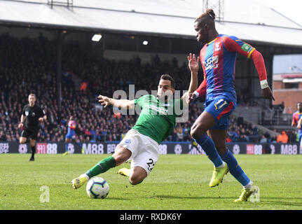 London, Großbritannien. 9 Mär, 2019. Martin Montoya von Brighton und Wilfried Zaha von Palace dargestellt während der 2018/19 Premier League Spiel zwischen Crystal Palace FC und Brighton & Hove Albion an Selhurst Park. Credit: Cosmin Iftode/Alamy Live Nachrichten Leitartikel nur verwenden, eine Lizenz für die gewerbliche Nutzung erforderlich. Keine Verwendung in Wetten, Spiele oder einer einzelnen Verein/Liga/player Veröffentlichung. Credit: Cosmin Iftode/Alamy leben Nachrichten Stockfoto