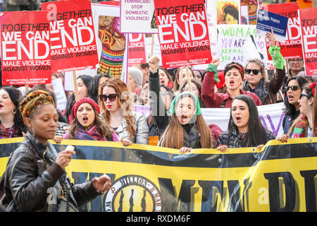 London, UK, 9. Mär 2019. Protestieren Frauen bei der Veranstaltung. Tausende von Frauen März durch das Zentrum von London von der Oxford Street, Trafalgar Square für ein Ende der Gewalt gegen Frauen zu protestieren, für Freiheit und Gerechtigkeit in der jährlichen Millionen Frauen steigen. Das Thema in diesem Jahr lautet "Niemals vergessen". Credit: Imageplotter/Alamy leben Nachrichten Stockfoto