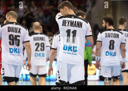 09. März 2019, Nordrhein-Westfalen, Düsseldorf: Handball: Länderspiel Deutschland - Schweiz im ISS Dome. Die deutschen Spieler verlassen die Tonhöhe nach dem 27:29-Niederlage gegen die Schweiz. Foto: Federico Gambarini/dpa Stockfoto