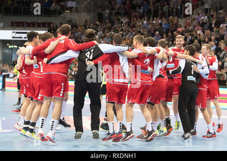 09. März 2019, Nordrhein-Westfalen, Düsseldorf: Handball: Länderspiel Deutschland - Schweiz im ISS Dome. Der Schweizer Spieler feiern Ihre 27-29 Auswärtssieg gegen Deutschland. Foto: Federico Gambarini/dpa Stockfoto