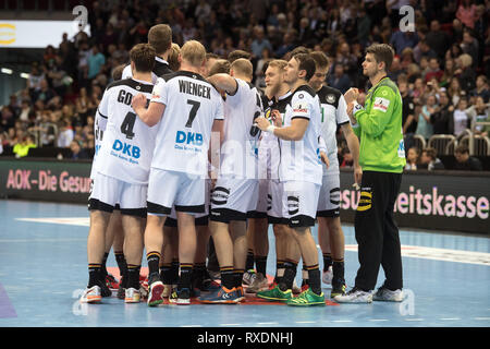 09. März 2019, Nordrhein-Westfalen, Düsseldorf: Handball: Länderspiel Deutschland - Schweiz im ISS Dome. Die deutschen Spieler sind auf den Hof nach der 27:29 Niederlage gegen die Schweiz. Foto: Federico Gambarini/dpa Stockfoto