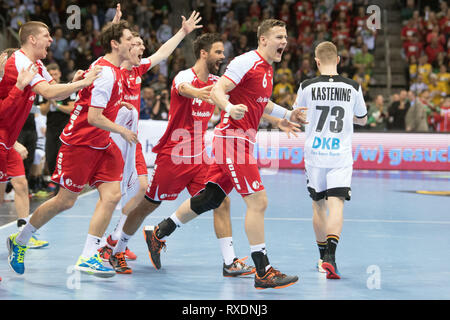 09. März 2019, Nordrhein-Westfalen, Düsseldorf: Handball: Länderspiel Deutschland - Schweiz im ISS Dome. Der Schweizer Spieler feiern Ihre 27-29 Auswärtssieg gegen Deutschland. Foto: Federico Gambarini/dpa Stockfoto