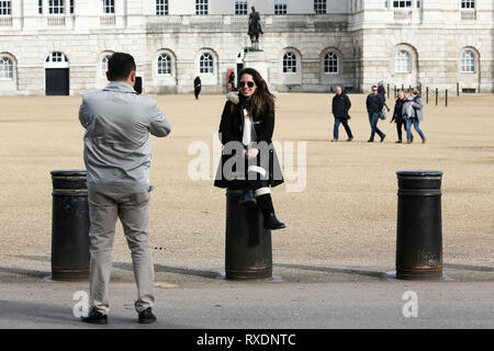 London, Großbritannien. 9 Mär, 2019. Eine Frau, die für ein Bild in der Horse Guards Parade posieren. Penelope Barritt/Alamy leben Nachrichten Stockfoto