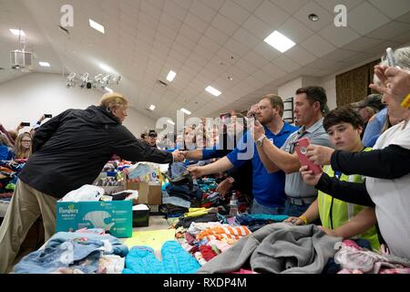 Opelika, Alabama, USA. 08. März, 2019. Us-Präsident Donald Trump erfüllt mit Bewohnern an der Vorsehung, die Baptist Church relief center März 8, 2019 in Smiths Station, Alabama. Die Region wurde durch einen Tornado am 3. März töten 23 Menschen getroffen. Credit: Planetpix/Alamy leben Nachrichten Stockfoto