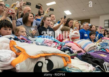 Opelika, Alabama, USA. 08. März, 2019. Us-Präsident Donald Trump erfüllt mit Bewohnern an der Vorsehung, die Baptist Church relief center März 8, 2019 in Smiths Station, Alabama. Die Region wurde durch einen Tornado am 3. März töten 23 Menschen getroffen. Credit: Planetpix/Alamy leben Nachrichten Stockfoto