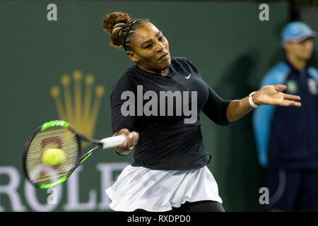 Indian Wells, Kalifornien, USA. 8 Mär, 2019. Serena Williams (USA) besiegt Victoria Azarenka (BLR) 7-5, 6-3 an der BNP Paribas Open in Indian Wells Tennis Garden in Indian Wells, Kalifornien. © Mals Taam/TennisClix/CSM/Alamy leben Nachrichten Stockfoto