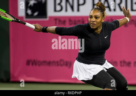 Indian Wells, Kalifornien, USA. 8 Mär, 2019. Serena Williams (USA) besiegt Victoria Azarenka (BLR) 7-5, 6-3 an der BNP Paribas Open in Indian Wells Tennis Garden in Indian Wells, Kalifornien. © Mals Taam/TennisClix/CSM/Alamy leben Nachrichten Stockfoto