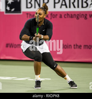 Indian Wells, Kalifornien, USA. 8 Mär, 2019. Serena Williams (USA) besiegt Victoria Azarenka (BLR) 7-5, 6-3 an der BNP Paribas Open in Indian Wells Tennis Garden in Indian Wells, Kalifornien. © Mals Taam/TennisClix/CSM/Alamy leben Nachrichten Stockfoto