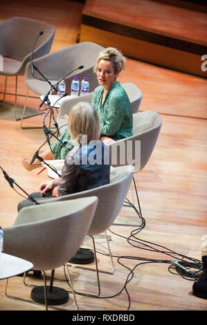 London, Großbritannien. 9 Mär, 2019. Lily Allen gesehen sprechen mit Jude Kelly bei den Frauen der Welt Festival in South Bank in London. Credit: Terry Scott/SOPA Images/ZUMA Draht/Alamy leben Nachrichten Stockfoto