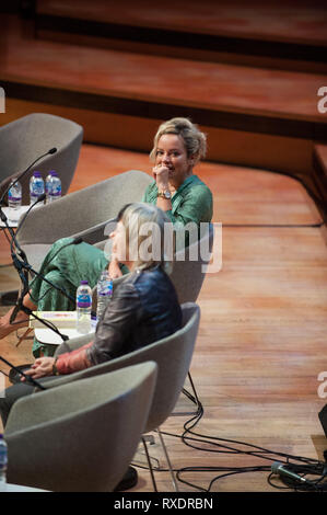 London, Großbritannien. 9 Mär, 2019. Lily Allen gesehen sprechen mit Jude Kelly bei den Frauen der Welt Festival in South Bank in London. Credit: Terry Scott/SOPA Images/ZUMA Draht/Alamy leben Nachrichten Stockfoto