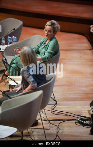 London, Großbritannien. 9 Mär, 2019. Lily Allen gesehen sprechen mit Jude Kelly bei den Frauen der Welt Festival in South Bank in London. Credit: Terry Scott/SOPA Images/ZUMA Draht/Alamy leben Nachrichten Stockfoto