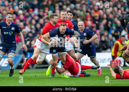 Das Stadion Murrayfield, Edinburgh, Großbritannien. 9 Mär, 2019. Guinness sechs Nationen Rugby, Schottland gegen Wales; Byron McGuigan von Schottland ist von Dan Biggar von Wales Kredit angegangen: Aktion plus Sport/Alamy leben Nachrichten Stockfoto