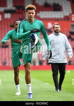 Southampton, Großbritannien. 09 Mär, 2019. Dele Alli von Tottenham Hotspur erwärmt sich nach seiner Rückkehr in die 1. Mannschaft Aktion - Southampton v Tottenham Hotspur, Premier League, die St. Mary's Stadium, Southampton - 9. März 2019 Editorial nur verwenden - DataCo Einschränkungen gelten Credit: Spieltag Bilder begrenzt/Alamy leben Nachrichten Stockfoto