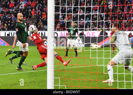 München, Deutschland. 09. März, 2019. Robert Lewandowski (Bayern München, 2.v.li) leitet den Ball 6-0 gegen John Anthony Brooks (VFL Wolfsburg) und Torwart Koen CASTEELS (VFL Wolfsburg), Aktion, Kopfzeile, strafraum Szene. 1. 1. Fussballbundesliga, 25. Spieltag, Spieltag 25, Bayern München M) - VFL Wolfsburg (WOB) 6-0. ALLIANZARENA, DFL-BESTIMMUNGEN VERBIETEN DIE VERWENDUNG DER FOTOGRAFIE ALS BILD-SEQUENZEN UND/ODER QUASI-Am 9. März 1919 in Muenchen. Quelle: dpa Picture alliance/Alamy leben Nachrichten Stockfoto