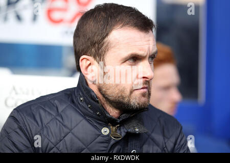 London, Großbritannien. 09 Mär, 2019. Stoke City Manager Nathan Jones an schaut. EFL Skybet Meisterschaft übereinstimmen, Queens Park Rangers v Stoke City an der Loftus Road Stadium in London am Samstag, den 9. März 2019. Dieses Bild dürfen nur für redaktionelle Zwecke verwendet werden. Nur die redaktionelle Nutzung, eine Lizenz für die gewerbliche Nutzung erforderlich. Keine Verwendung in Wetten, Spiele oder einer einzelnen Verein/Liga/player Publikationen. pic von Steffan Bowen/Andrew Orchard sport Fotografie/Alamy Live news Credit: Andrew Orchard sport Fotografie/Alamy leben Nachrichten Stockfoto