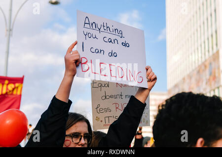 Berlin, Berlin, Deutschland. 8 Mär, 2019. Eine Frau gesehen, die ein Schild sagt Alles, was man tun kann, ich Blutungen während der Protest kann. Tausende Menschen feiern den Tag des internationalen Frauen mit Protesten anspruchsvolle für die Rechte der Frauen in Berlin. Credit: Lorena De La Cuesta/SOPA Images/ZUMA Draht/Alamy leben Nachrichten Stockfoto