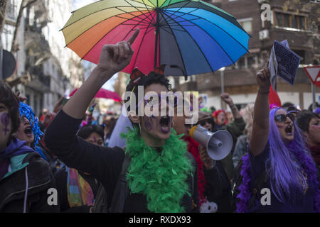 Madrid, Spanien. 8 Mär, 2019. Die Demonstranten werden gesehen, Parolen während des Protestes. feministischer Protest anspruchsvolle für die Rechte der Frau bei den Internationalen Frauentag in Madrid. Nach Angaben der Behörden, die Schätzung der mehr als 350.000 Menschen haben an dem Protest teilgenommen. Credit: Bruno Thevenin/SOPA Images/ZUMA Draht/Alamy leben Nachrichten Stockfoto