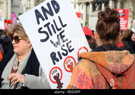 London, Großbritannien. 9 Mär, 2019. Millionen Frauen März in Trafalgar Square folgenden Tag der Frauen. Credit: JOHNNY ARMSTEAD/Alamy leben Nachrichten Stockfoto