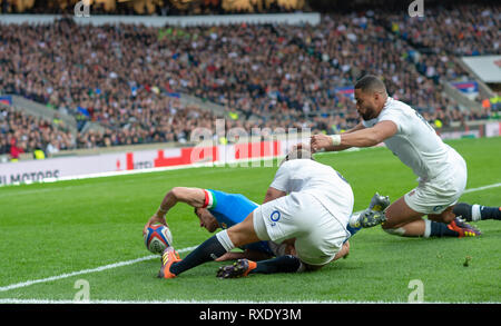 Twickenham, Gbr. 09 Mär, 2019. Twickenham, Vereinigtes Königreich, Samstag, 9. März 2019, Italien, Tommaso ALLAN. mit Italiens zu öffnen versuchen, Durchbrechen, Ben Youngs, angehen, RFU, Rugby, Stadion, England, während das Guinness sechs Nationen übereinstimmen, England gegen Italien, Kredit: Peter SPURRIER/Alamy leben Nachrichten Stockfoto