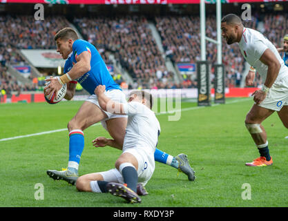 Twickenham, Gbr. 09 Mär, 2019. Twickenham, Vereinigtes Königreich, Samstag, 9. März 2019, ItalyÕs, Tommaso ALLAN. mit Italiens zu öffnen versuchen, Durchbrechen, Ben Youngs, angehen, RFU, Rugby, Stadion, England, während das Guinness sechs Nationen übereinstimmen, England gegen Italien, Kredit: Peter SPURRIER/Alamy leben Nachrichten Stockfoto