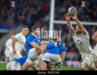 Twickenham, Gbr. 09 Mär, 2019. Twickenham, Vereinigtes Königreich, Samstag, 9. März 2019, England, Brad Schilde, Reichweite zu blockieren, ist Italien Tommaso ALLENS Kick, während das Guinness sechs Nationen übereinstimmen, England gegen Italien, an der RFU Rugby, Stadion, Credit: Peter SPURRIER/Alamy leben Nachrichten Stockfoto