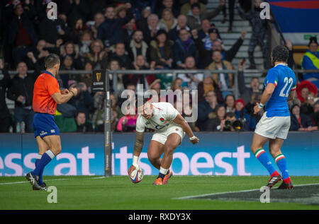 Twickenham, Gbr. 09 Mär, 2019. Twickenham, Vereinigtes Königreich, Samstag, 9. März 2019, England's, Manu Tuilagi, aufsetzt, während das Guinness sechs Nationen übereinstimmen, England gegen Italien, an der RFU Rugby, Stadion, Credit: Peter SPURRIER/Alamy leben Nachrichten Stockfoto