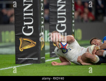 Twickenham, Gbr. 09 Mär, 2019. Twickenham, Vereinigtes Königreich, Samstag, 9. März 2019, England, George KRIUS, Folien in der Touch Down, von seinem Blockiert Durchbiegung, während das Guinness sechs Nationen übereinstimmen, England gegen Italien, an der RFU Rugby, Stadion, Credit: Peter SPURRIER/Alamy leben Nachrichten Stockfoto