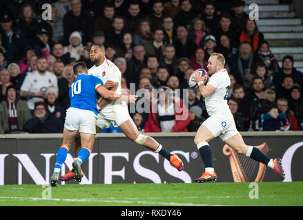 Twickenham, Gbr. 09 Mär, 2019. Twickenham, Vereinigtes Königreich, Samstag, 9. März 2019, England's, Joe COKANASIGA, passt den Ball zu, Dan ROBSON, bevor er den Ball in Angriff genommen wird, während das Guinness sechs Nationen übereinstimmen, England gegen Italien, an der RFU Rugby, Stadion, Credit: Peter SPURRIER/Alamy leben Nachrichten Stockfoto