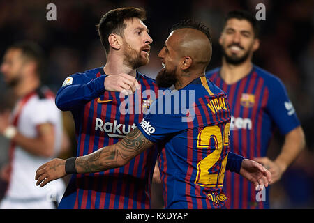 Barcelona, Spanien. 09 Mär, 2019. BARCELONA, 09-03-2019. LaLiga 2018 / 2019 Datum 27. Barcelona-Rayo Vallecano. Lionel Messi vom FC Barcelona feiert sein Ziel mit seinen Mannschaftskameraden Arturo Vidal während des Spiels Barcelona-Celta Credit: Pro Schüsse/Alamy leben Nachrichten Stockfoto