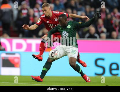 München, Deutschland. 09 Mär, 2019. firo: 09.03.2019, Fußball, 1.Bundesliga, Saison 2018/2019, FC Bayern München - VFL Wolfsburg, Joshua Kimmich, FC Bayern München, München, FC Bayern München, Jerome Roussilion, VFL Wolfsburg, VFL Wolfsburg, vollständige Abbildung, Duellen | Verwendung der weltweiten Kredit: dpa/Alamy leben Nachrichten Stockfoto