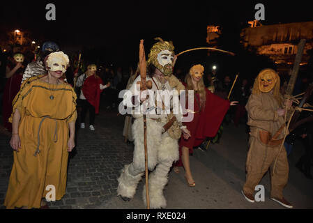 Athen, Griechenland. 9. Mär 2019. Teilnehmer März durch das historische Zentrum von Athen das antike griechische Festival phalliphoria ehren, der Gott des Weines, Fruchtbarkeit und Theater Dionysos in Athen, Griechenland zu feiern. Credit: Nicolas Koutsokostas/Alamy Leben Nachrichten. Stockfoto