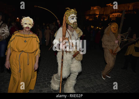 Athen, Griechenland. 9. Mär 2019. Teilnehmer März durch das historische Zentrum von Athen das antike griechische Festival phalliphoria ehren, der Gott des Weines, Fruchtbarkeit und Theater Dionysos in Athen, Griechenland zu feiern. Credit: Nicolas Koutsokostas/Alamy Leben Nachrichten. Stockfoto