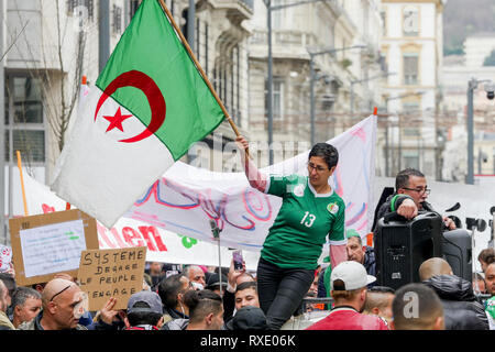 Lyon, Frankreich, 9. März 2019: Hunderte von Mitgliedern der algerischen Diaspora Mittel-ost von Lyon (Frankreich) am 9. März 2019 gesehen, als sie im März in Lyon von der algerischen Bezirk für das algerische Generalkonsulat, Abdelaziz Bouteflika 5 Kandidatur zu den Präsidentschaftswahlen zu protestieren. Foto: Serge Mouraret/Alamy leben Nachrichten Stockfoto