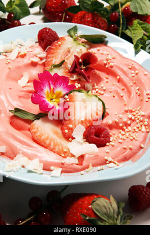 Gesunde hausgemachte raw vegan Banane und Berry Eis (Eis, nicecream) mit organischen Erdbeere auf Tisch lagen Stockfoto